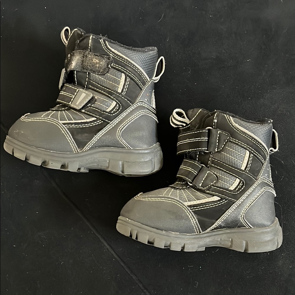 Place Black and Gray Durable High-Top Boots